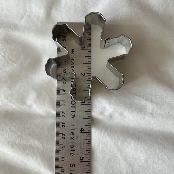 Wilton snowflake cookie cutters- set of 4 - Picture 4 of 5